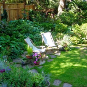 Chaises confortables au fond du jardin