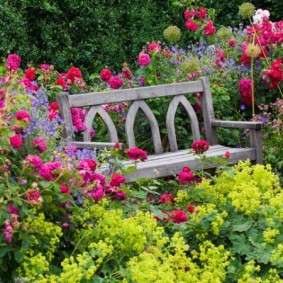 Un endroit confortable pour se détendre dans le jardin