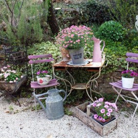 Décoration de jardin avec des meubles anciens