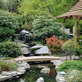 Un simple pont sur un ruisseau de jardin