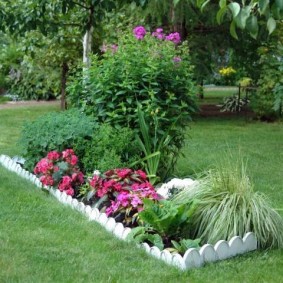 Bordure en plastique autour du périmètre du parterre de fleurs