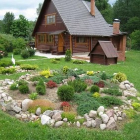 Maison en bois avec toit à pignon