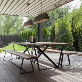 Table avec bancs sur structure métallique