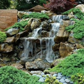 Cascade en cascade dans un chalet d'été