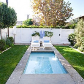 Piscine d'été dans un petit jardin