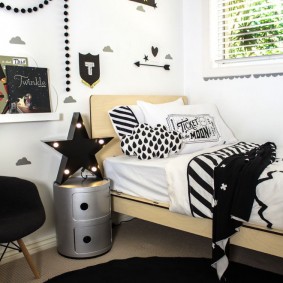 Intérieur d'une chambre d'enfant en noir et blanc