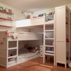 L'intérieur de la chambre des enfants sur deux étages