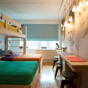 Photo d'enfants sur le papier peint de la chambre