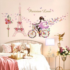 Romantic wallpaper in the children's bedroom