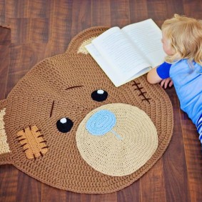 Livre ouvert devant un tapis pour enfants