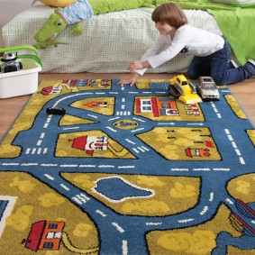 Tapis de jeu dans la chambre du garçon