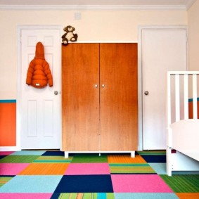 Carrés multicolores sur tapis