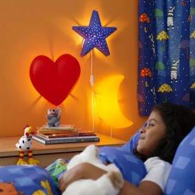 Pile de livres pour enfants sur la commode de chevet