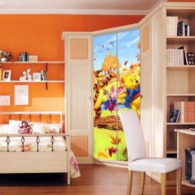 Armoire d'angle dans la pépinière avec des murs de carottes