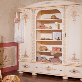 Armoire classique pour enfants avec étagères ouvertes