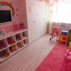 Tapis rose dans la chambre des filles