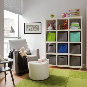 Pouf blanc sur un tapis vert