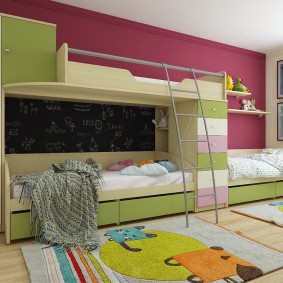 Mur d'ardoise sur le lit pour la fille