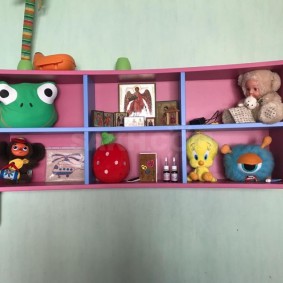 Étagère rose pour cheburashka et autres jouets