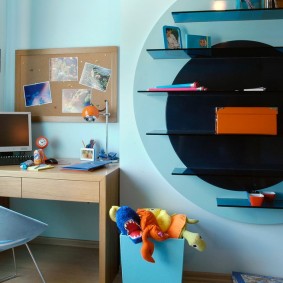 Bureau d'ordinateur dans une salle bleue