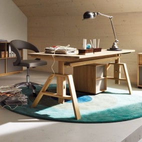 Table en bois sur un tapis rond