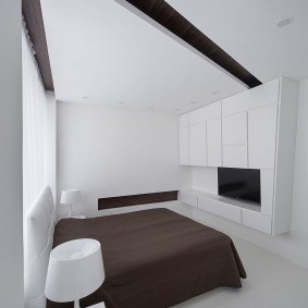 Chambre étroite dans un style moderne