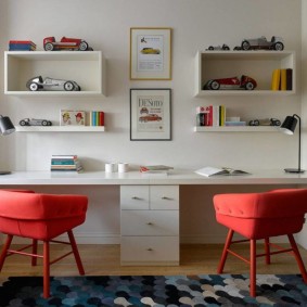 Chaises rouges dans une salle blanche