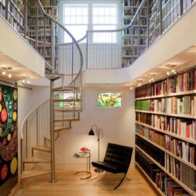 Escalier en colimaçon dans une pièce avec des livres.