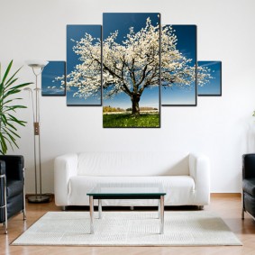 Albero in fiore in un quadro modulare