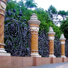 Clôture élégante d'un domaine classique