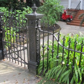 Décor forgé sur poteaux de porte de jardin