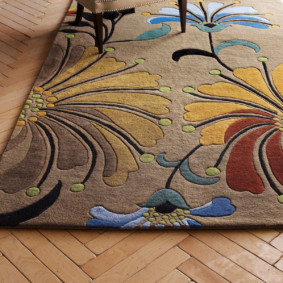 Magnifique tapis aux motifs expressifs