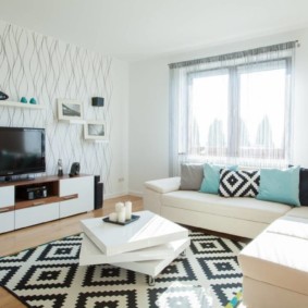 Tapis noir et blanc dans un salon de style moderne