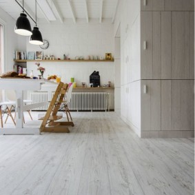 Plancher clair sous un arbre naturel