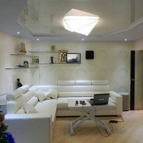 Downlight LED en saillie au plafond du salon