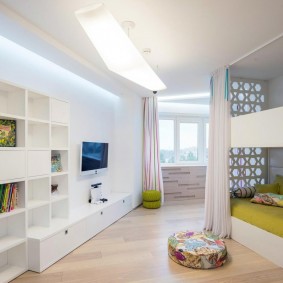 Meubles légers dans une chambre d'enfant de style high-tech