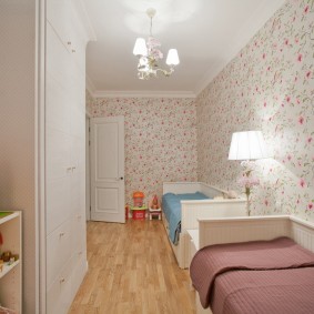 Chambre étroite avec lits bébé