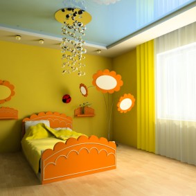 Kinderbed met oranje hoofdeinden