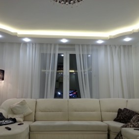 Lampes au niveau inférieur du plafond combiné