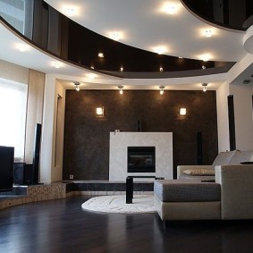 Plafond noir et blanc dans un intérieur moderne