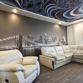 Ville de nuit sur la peinture murale dans le hall