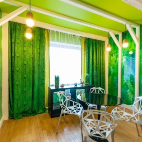 Poutres en bois sur un plafond vert