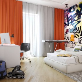 Rideaux orange dans la chambre