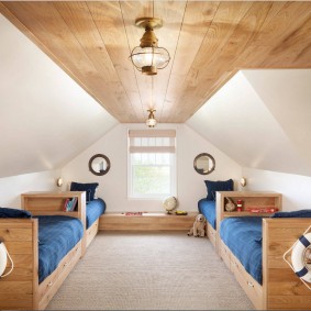 Plafond en bois de la chambre mansardée