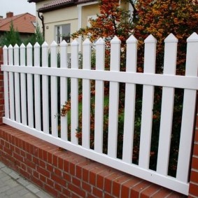 Clôture avec piliers en brique dans le jardin avant d'une maison privée