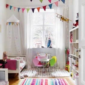 Guirlande de drapeaux colorés dans une salle blanche