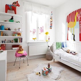 Décor de chambre lumineux avec des murs blancs