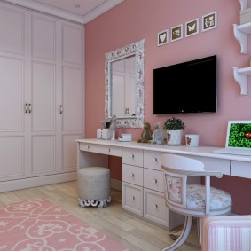 TV sur le mur rose de la chambre des enfants