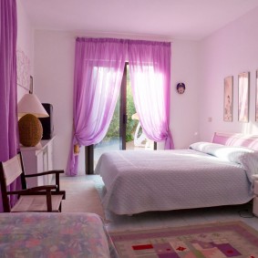 Rideaux lilas dans la chambre