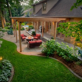 Pergola dans une zone de loisirs sur un terrain de jardin